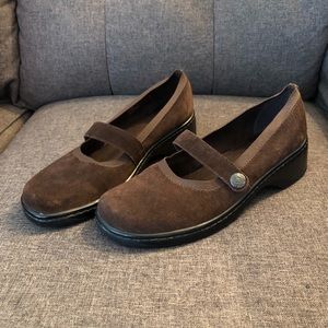 EUC Clarks brown suede wedge Mary Janes 9.5